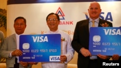 Visa ကဒ်နဲ့ ငွေပေးချေမှု အစီစဉ် မိတ်ဆက်ပွဲအခမ်းအနားမှာ မြင်တွေ့ရတဲ့ ကမ္ဘောဇဘဏ် ဒုဥက္ကဌ ဦးသန်းလွင် (လယ်)၊ ၂၀၁၃ခုနှစ် ဧပြီလ (၁) ရက်