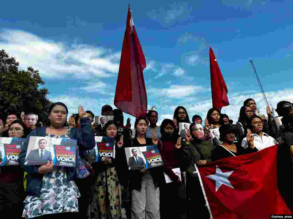 ဗြိတိန်နိုင်ငံ လန်ဒန်မြို့ လွှတ်တော်အဆောက်အဦးရှေ့က Parliament Square ရင်ပြင်မှာ ဗြိတိန်တဝန်းက မြန်မာတွေ စုဝေးဆန္ဒပြခဲ့ကြ။ (Photo: CJ)