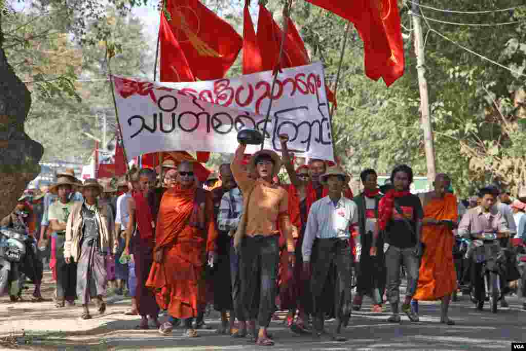 အမျိုးသားပညာရေးဥပဒေ ဆန့်ကျင်ကန့်ကွက် ခရီးရှည်ချီတက်ဆန္ဒပြ သပိတ်မှောက်ကျောင်းသားစစ်ကြောင်း သတင်းဓာတ်ပုံ-စည်သူ (VOA မြန်မာပိုင်း) 