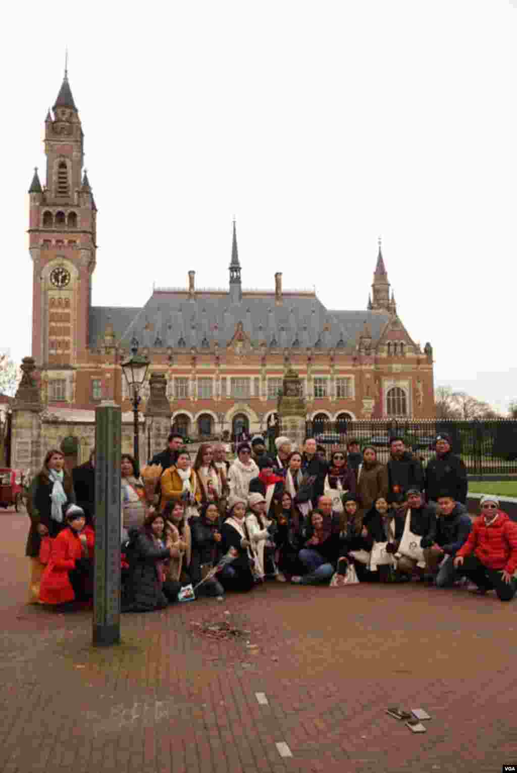 Daw Aung San Suu Kyi&#39;s supporters at ICJ