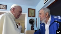 Pope Francis မဲ့ ကျူးဘားခေါင်းဆောင်ဟောင်း Fidel Castro (စက်တင်ဘာ ၂၀၊ ၂၀၁၅)