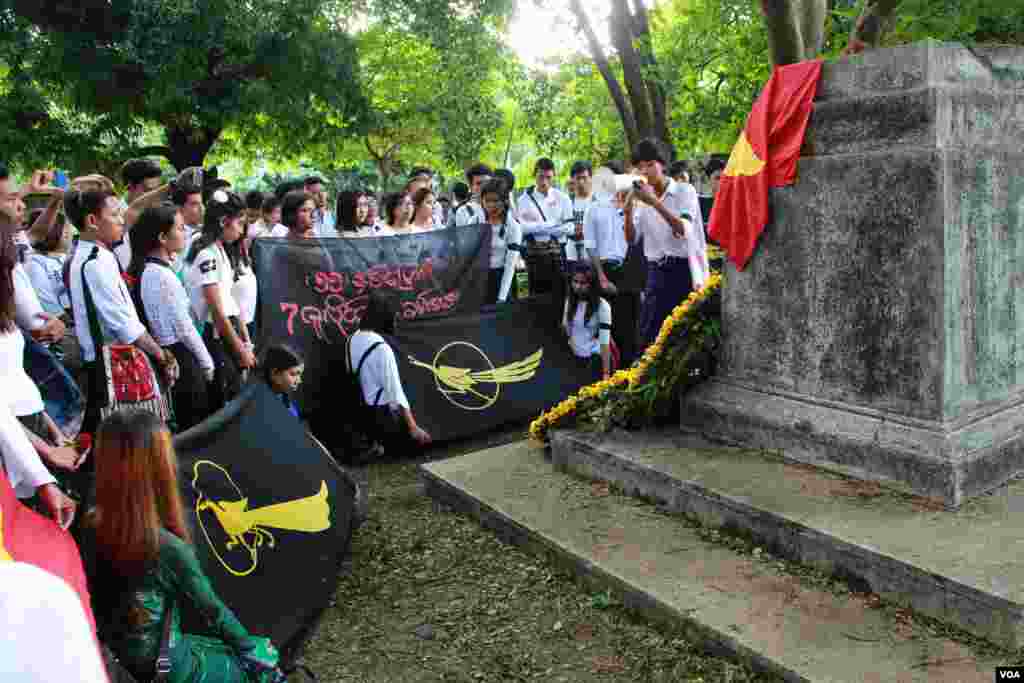 ၅၅ နှစ်မြောက် 7 July နှစ်ပတ်လည်နေ့မှာ ဗကသ ၊ တကသ အပါအဝင် ကျောင်းသားသမဂ္ဂအဖွဲ့အစည်းတွေ ရန်ကုန်တက္ကသိုလ် သမဂ္ဂအဆောက်အဦးမြေနေရာကို လာရောက်ဂါရဝပြုကြ