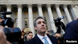 Michael Cohen pandan li t ap kite tribinal federal la nan vil New York, mèkredi 12 desanm 2018 la, apre li te fin resevwa yon santans 3 zan prizon.