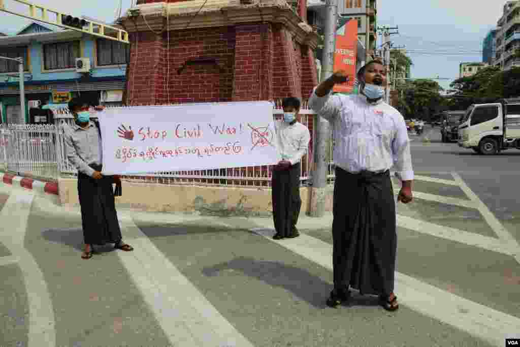 ရခိုင်ပြည်နယ်နဲ့ ချင်းပြည်နယ်က လက်နက်ကိုင်ပဋိပက္ခတွေနဲ့ အင်တာနက် ဆက်သွယ်မှု ကန့်သတ်ထားတာတွေ အဆုံးသတ်ရေး မန္တလေးမြို့မှာ ကန့်ကွက်ဆန္ဒပြသူတွေရဲ့ မြင်ကွင်း။ (စက်တင်ဘာ ၂၅၊ ၂၀၂၀)