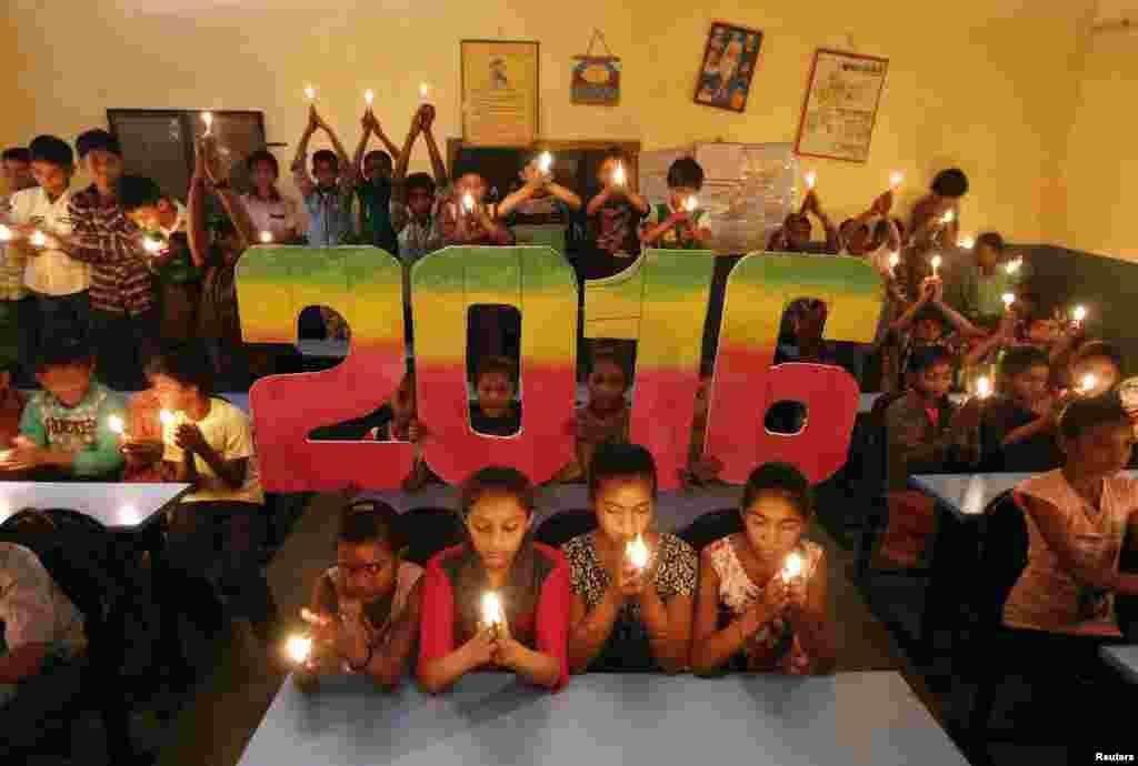 Indonesian children in costumes gather during a parade for this year&#39;s last sundown in Bali island, Dec. 31, 2015.