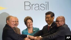 BRICS ခေါင်းဆောင်များ။ ဝဲမှယာ - ရုရှားသမ္မတ ဗလာဒီမီယာ ပူတင်၊ အိန္ဒိယဝန်ကြီးချုပ် နေရိန်ဒရာ မိုဒီ၊ ဘရာဇီးလ် သမ္မတ ဒီလ်မာ ရူးဆက်ဖ်၊ တောင်အာဖရိက သမ္မတ ဂျက်ကော့ဘ် ဇူးမား။ ဇူလိုင် ၁၅၊ ၂၀၁၄။