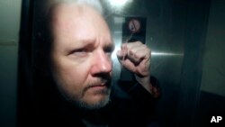 Foto Achiv: Fondate WikiLeaks la Julian Assange sou wout pou'l al nan tribinal nan vil Lond, Anglete, 1 Me, 2019.