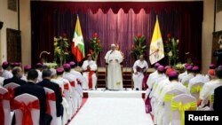 Pope Francis ရန်ကုန်မြို့ St. Mary's Cathedral မှာ ကက်သလစ်ဘာသာဝင်ဘုန်းတော်ကြီးများနှင့် တွေ့ဆုံစဉ်။