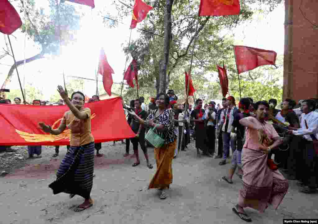 နိုင်ငံရေးအကျဉ်းသားတွေ ပြန်လည်လွတ်မြောက်