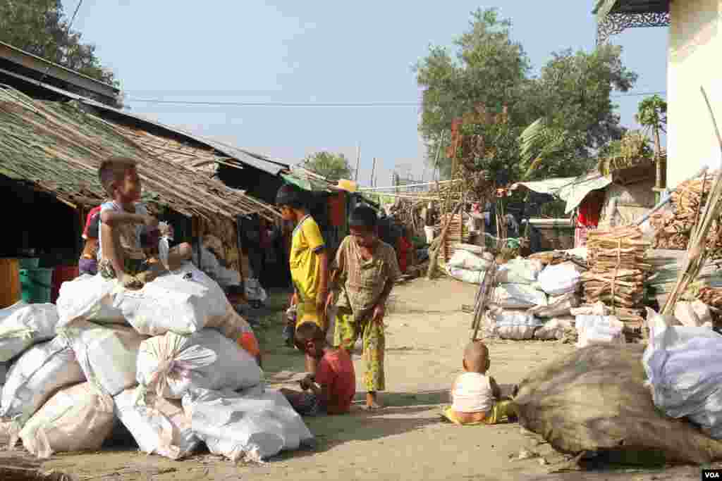 ရခိုင်ဒုက္ခသည်တွေ နေရပ်ပြန်နိုင်ရေး တောင်းဆိုဆန္ဒပြတဲ့ မြင်ကွင်း။ (ဇန်နဝါရီ ၁၉၊ ၂၀၂၁)