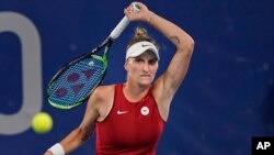 Marketa Vondrousova, moun repiblik Czech, nan match li kont Ayisyen Japonez Naomi Osaka ki tap jwe pou Japon, 27 Jiye, 2021. 