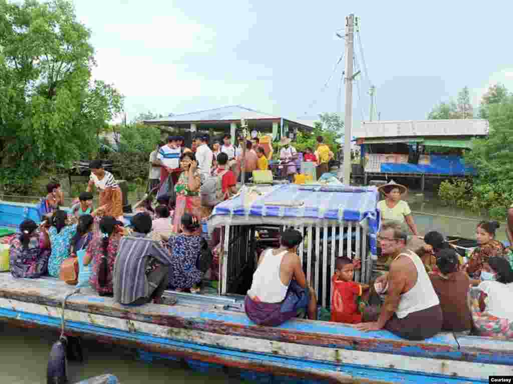 လက်နက်ကြီးကြောင့် ရခိုင်ပြည်နယ် မိုးစဲကွျွန်းဒေသခံတွေ စစ်တွေကို တိမ်းရှောင်လာကြတဲ့ မြင်ကွင်း။ (ဓာတ်ပုံ - မေယုထွန်း - စက်တင်ဘာ ၂၃၊ ၂၀၂၀)