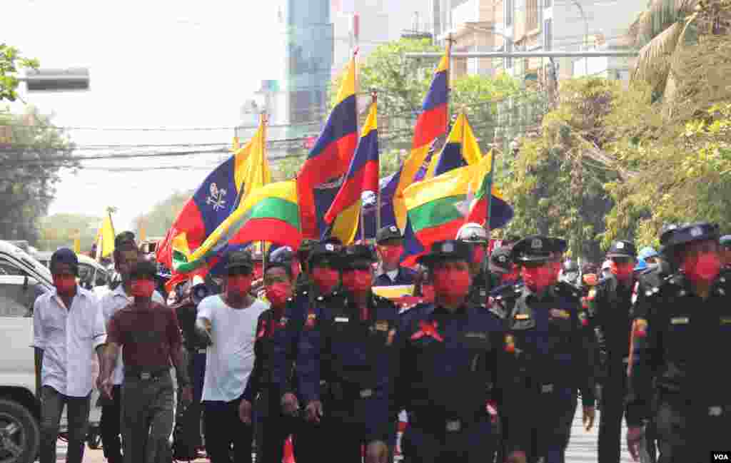 အရန်မီးသတ်တပ်ဖွဲ့ဝင်တွေ ပါဝင်တဲ့ မန္တလေးမြို့က ဆန္ဒပြပွဲ မြင်ကွင်း။&nbsp;