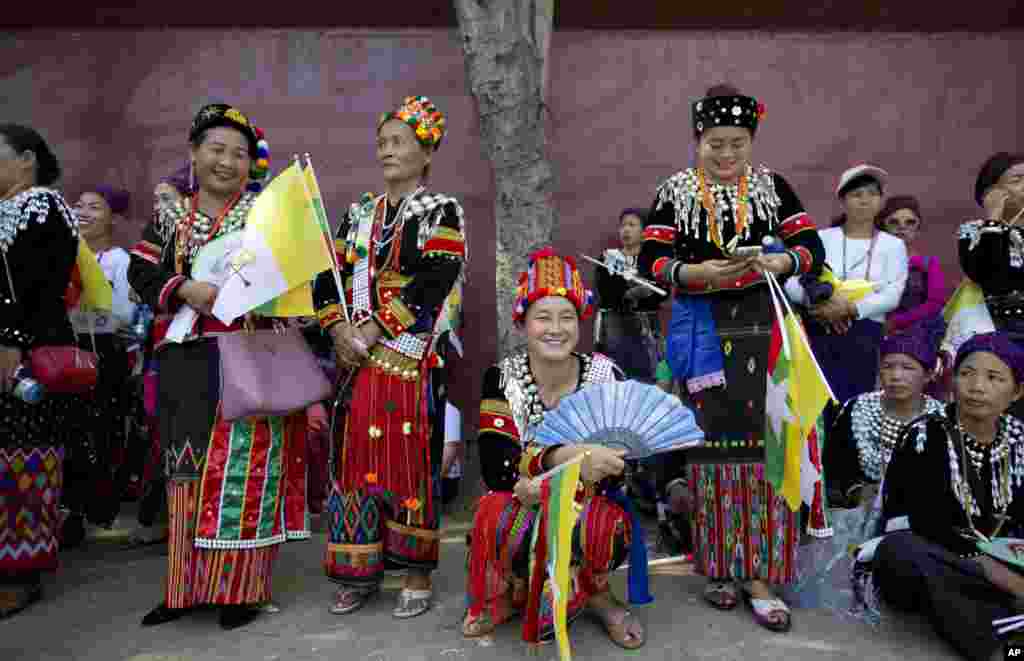 Ethnic Kachin Catholic devotees gather along a road to see Pope Francis, Nov. 27, 2017, in Yangon, Myanmar ahead of his arrival.