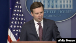 သမ္မတအိမ်ဖြူတော်ပြောခွင့်ရ Josh Earnest 