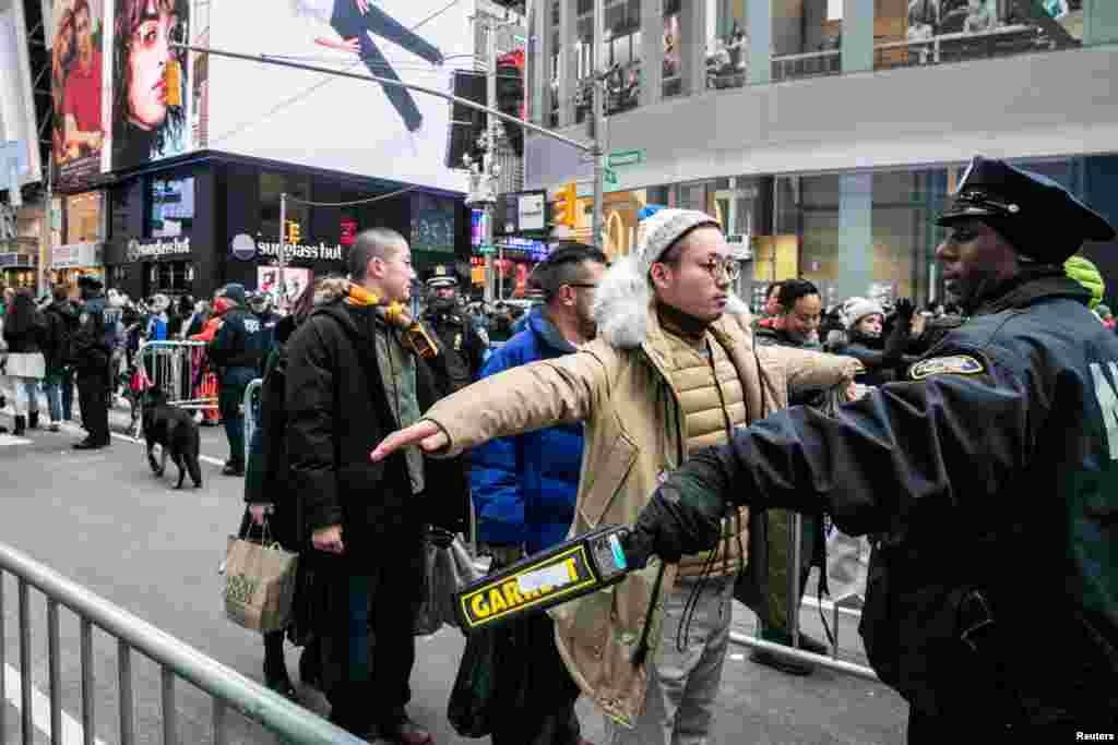 A New York Police Department (NYPD) officer secures Times Square ahead of the New Year&#39;s Eve celebrations in Manhattan, New York, Dec. 31, 2018.