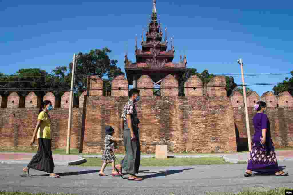 မန္တလေးနန်းတွင်း တပ်မဲရုံအတွင်း တပ်မတော်မိသားစုများ မဲပေးနေတဲ့မြင်ကွင်း။