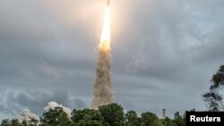 Fize Ariane 5 kap transpote Teleskop James Webb la NASA a nan lespas, dekole depi baz Ajans Spasyal Ewopeyen an nan Kourou, Giyann Fransez, 25 Dec. 2021.