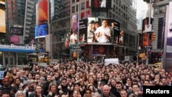 နယူးရောက် မြို့လည်ကောင် Times Square မှာ ဖမ်းဆီးခံထားရတဲ့ မြန်မာရိုက်တာသတင်းထောက် ကိုဝလုံးနဲ့ ကိုကျော်စိုးဦးတို့ကို ဓါတ်ပုံနဲ့ ဂုဏ်ပြုနေကြတဲ့ ရိုက်တာသတင်းဌာနဝန်ထမ်းများ