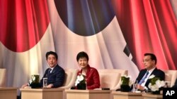 တောင်ကိုရီးယားသမ္မတ Park Geun-hye (ဗဟို) ဂျပန်ဝန်ကြီးချုပ် Shinzo Abe (ဝဲ) နဲ့ တရုတ်ဝန်ကြီးချုပ် Li Keqiang တို့ ထိပ်သီးစီးပွားရေးညီလာခံမှာ တွေ့ဆုံစဉ်။ (နိုဝင်ဘာ ၁၊ ၂၀၁၅)