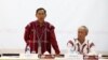 ကရင့်အမျိုးုသားအစည်းအရုံး KNU ဗဟိုအလုပ်အမှုဆောင်အဖွဲ့ဝင် မန်းငြိမ်းမောင်။(ဝဲ)။ ဓာတ်ပုံ အောင်ရဲမောင်မောင်/ဗွီအိုအေ (မြန်မာပိုင်း)