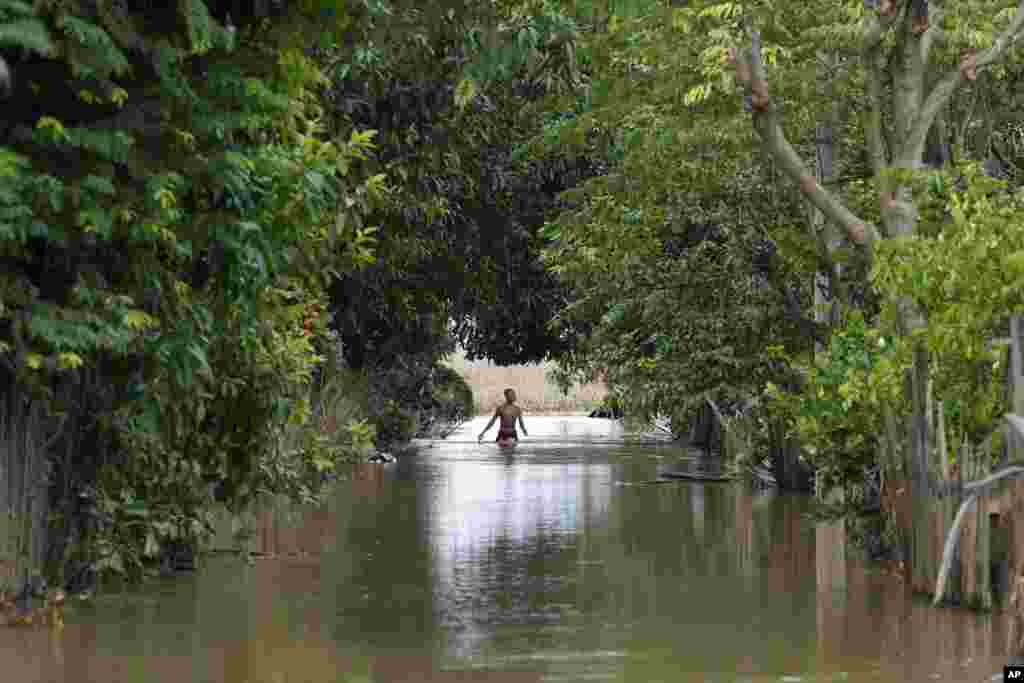 နေပြည်တော်မှာ တိုင်ဖွန်း Yagi (ရာဂီ) ကြောင့် ရေကြီးနေတဲ့လမ်းတခုကြား သွားလာနေတဲ့ လူငယ်တဦးကိုတွေ့ရစဉ် (စက်တင်ဘာ ၁၇၊ ၂၀၂၄)