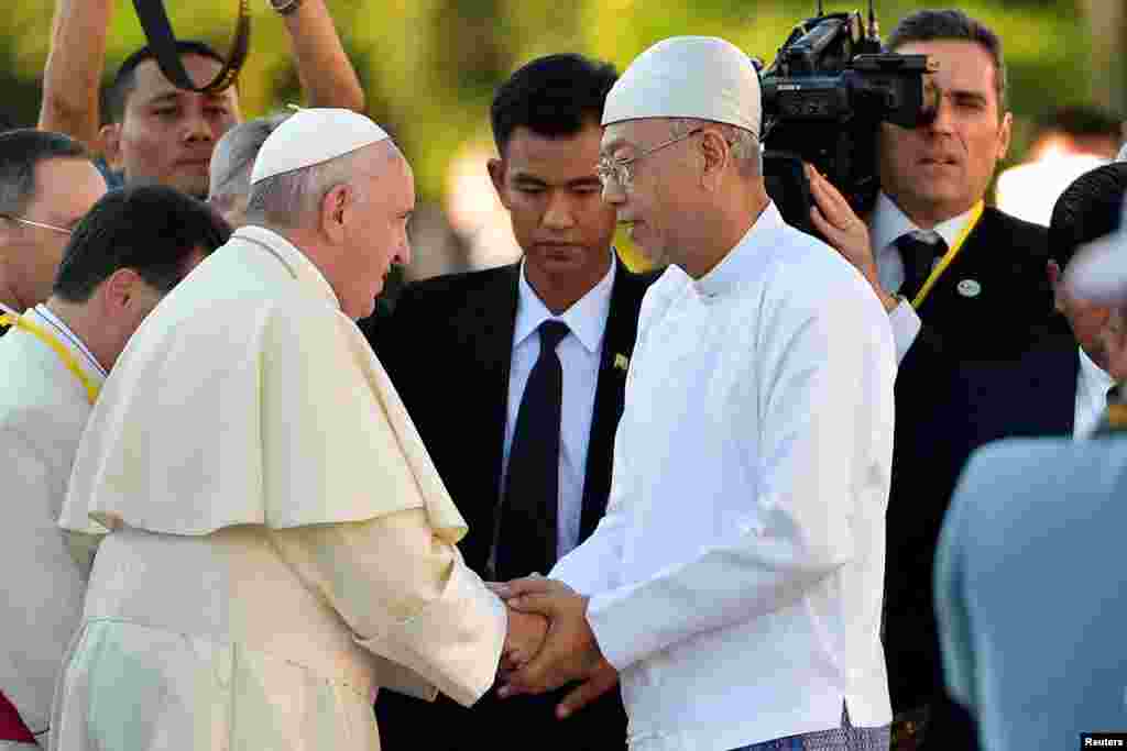 Pope Francis shakes hands with Myanmar&#39;s President Htin Kyaw as he arrives at Presidential Palace in Naypyitaw, Nov. 28, 2017.