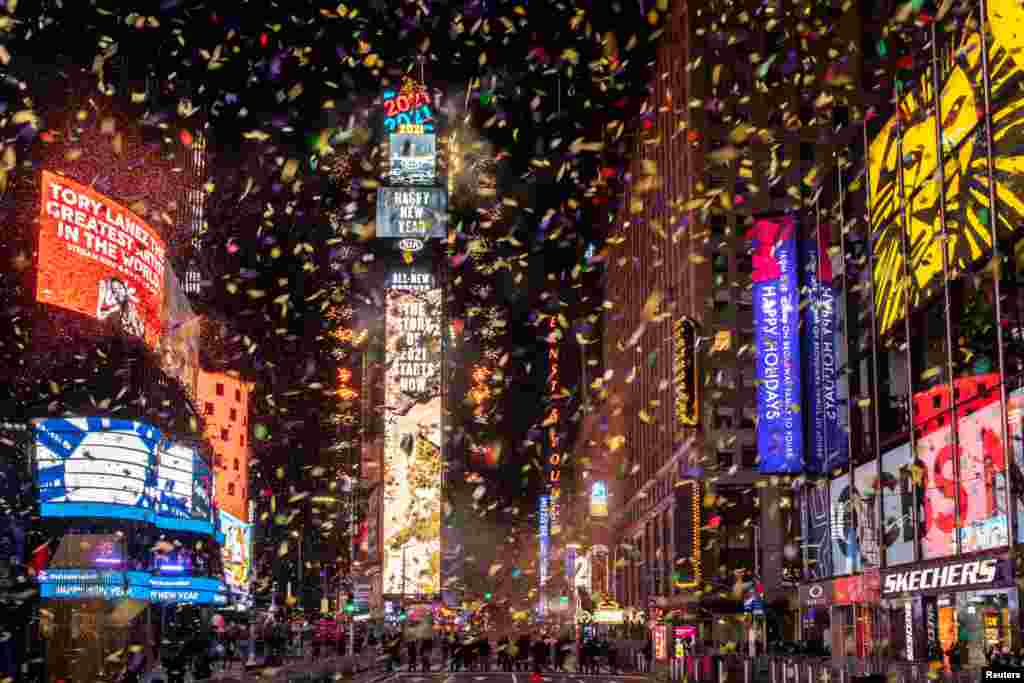 New York မြို့က Time Square မှာ နှစ်သစ်ကို ဆင်နွဲှကြတဲ့ မြင်ကွင်း။