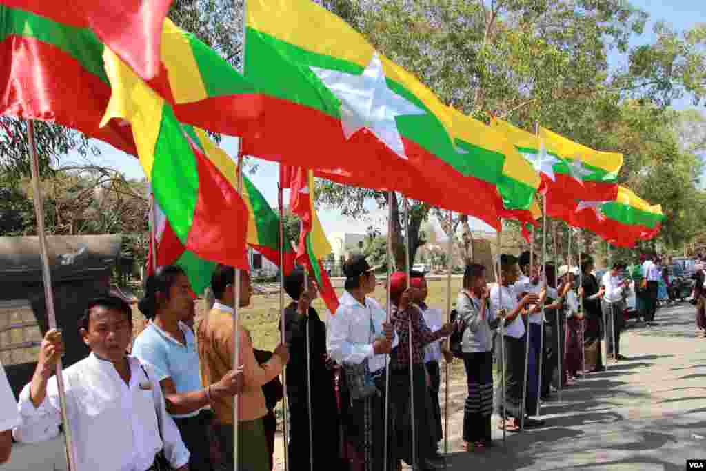 မလေးရှားသင်္ဘောဆိုက်ရောက်လာချိန် အမျိုးသားရေးလှုပ်ရှားသူတွေဆန္ဒပြ (VOA)