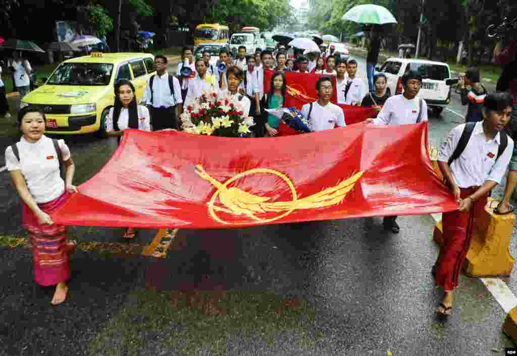 ဗကသကျောင်းသားတွေနဲ့ တက်ကြွလှုပ်ရှားသူတွေ သမဂ္ဂနေရာဟောင်း မြေကွက်လပ်ထဲ ဝင်ရောက်ပြီး ဗိုလ်အောင်ကျော် ကျောက်တိုင်ရှေ့မှာ ၇ ဇူလိုင် အခမ်းအနားကို ကျင်းပနိုင်ခဲ့ကြပါတယ်။