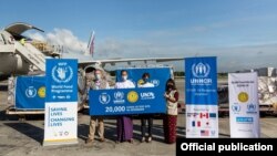 UNHCR နဲ့ WFP တို့ပူးပေါင်းပြီး မြန်မာနိုင်ငံအတွက် ကူညီတဲ့ ဗိုင်းရပ်စ်စစ်ဆေးတဲ့ ကိရိယာတွေကို လွဲှပြောင်းပေးအပ်တဲ့ မြင်ကွင်း။ (ဓာတ်ပုံ - United Nations Myanmar - ဇူလိုင် ၃၀၊ ၂၀၂၀)