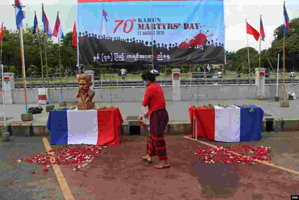 နှစ် ၇၀ ပြည့် ကရင်အာဇာနည်နေ့ကို သြဂုတ်လ ၁၂ ရက်နေ့ မနက်ပိုင်း မဟာဗန္ဓုလ ပန်းခြံရှေ့မှာ ကျင်းပတဲ့ မြင်ကွင်း။ (သြဂုတ် ၁၂၊ ၂၀၂၀)