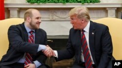  Joshua Holt နှင့် သမ္မတ Donald Trump 