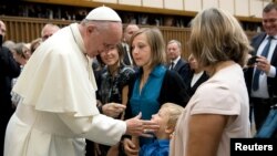 Pope Francis meets relatives of NICE victims 