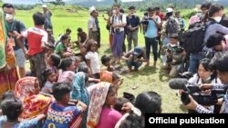 journalist in Maungdaw where the 45 Hindu corpses buried (တပ်မတော်ကာကွယ်ရေးဦးစီးချုပ်ရုံး)