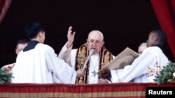 Pope Francis delivers his traditional Christmas Day Urbi et Orbi message at the Vatican