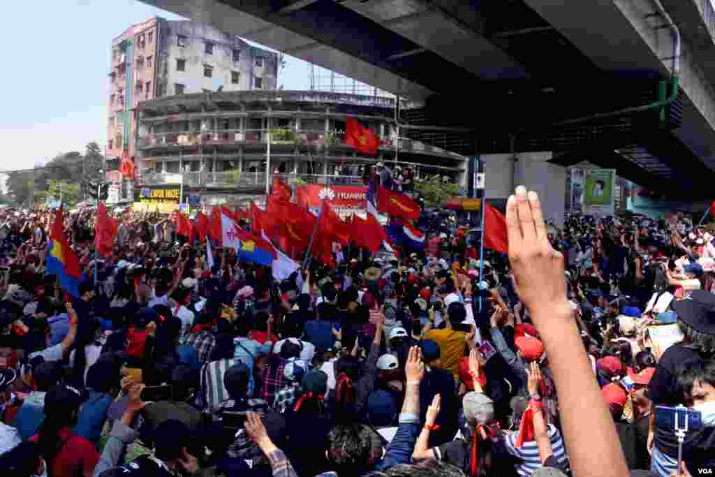 စစ်အာဏာသိမ်း ဆန့်ကျင်သူ ရန်ကုန်မြို့ခံတို့ရဲ့ ဖေဖော်ဝါရီ ၈ ရက်နေ့ ချီတက်ပွဲ။