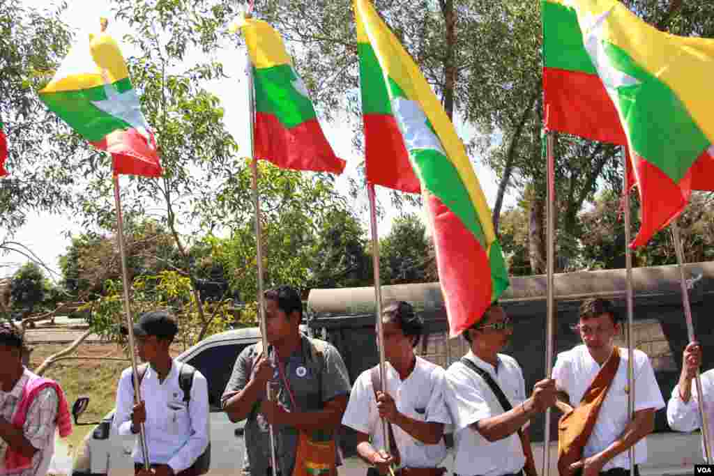 မလေးရှားသင်္ဘောဆိုက်ရောက်လာချိန် အမျိုးသားရေးလှုပ်ရှားသူတွေဆန္ဒပြ (VOA)