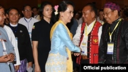  နိုင်ငံတော်အတိုင်ပင်ခံပုဂ္ဂိုလ်ဒေါ်အောင်ဆန်းစုကြည် ညီလာခံ တက်ရောက်လာသော မြောက်ပိုင်းမဟာမိတ်များကို နှုတ်ဆက်စဉ် (myanmar state counsellor office)