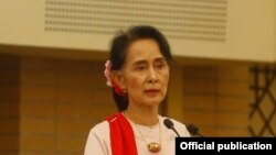 ဒီမိုကရေစီ အကူးအပြောင်းနဲ့ပက်သက်ပြီး နေပြည်တော်မှာ ဒေါ် အောင်ဆန်းစုကြည် မိန့်ခွန်းပြောကြားခဲ့စဉ် (ဓာတ်ပုံ - Official Publication)