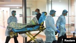 Medical staff transfer a patient of a suspected case of a new coronavirus at the Prince of Wales Hospital in Hong Kong, China January 22, 2020. Picture taken January 22, 2020. cnsphoto via REUTERS. ATTENTION EDITORS - THIS IMAGE WAS PROVIDED BY A THIRD PA