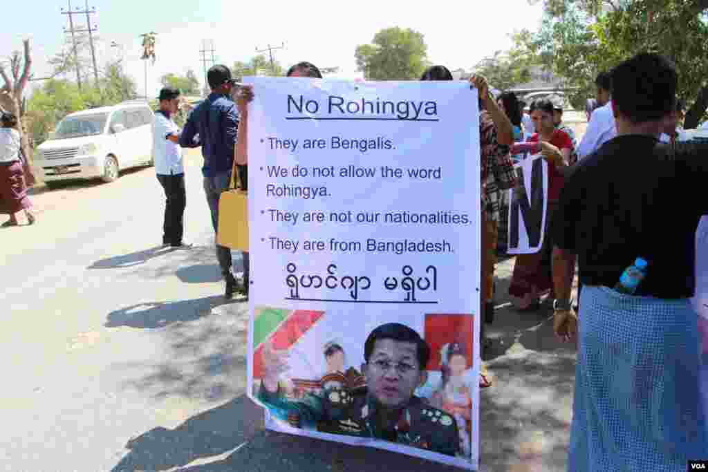 မလေးရှားသင်္ဘောဆိုက်ရောက်လာချိန် အမျိုးသားရေးလှုပ်ရှားသူတွေဆန္ဒပြ (VOA)