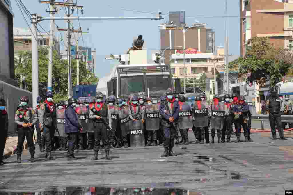 မန္တလေးမြို့က စစ်အာဏာသိမ်းမှုကို ဆန့်ကျင် ဆန္ဒပြတဲ့ မြင်ကွင်း။