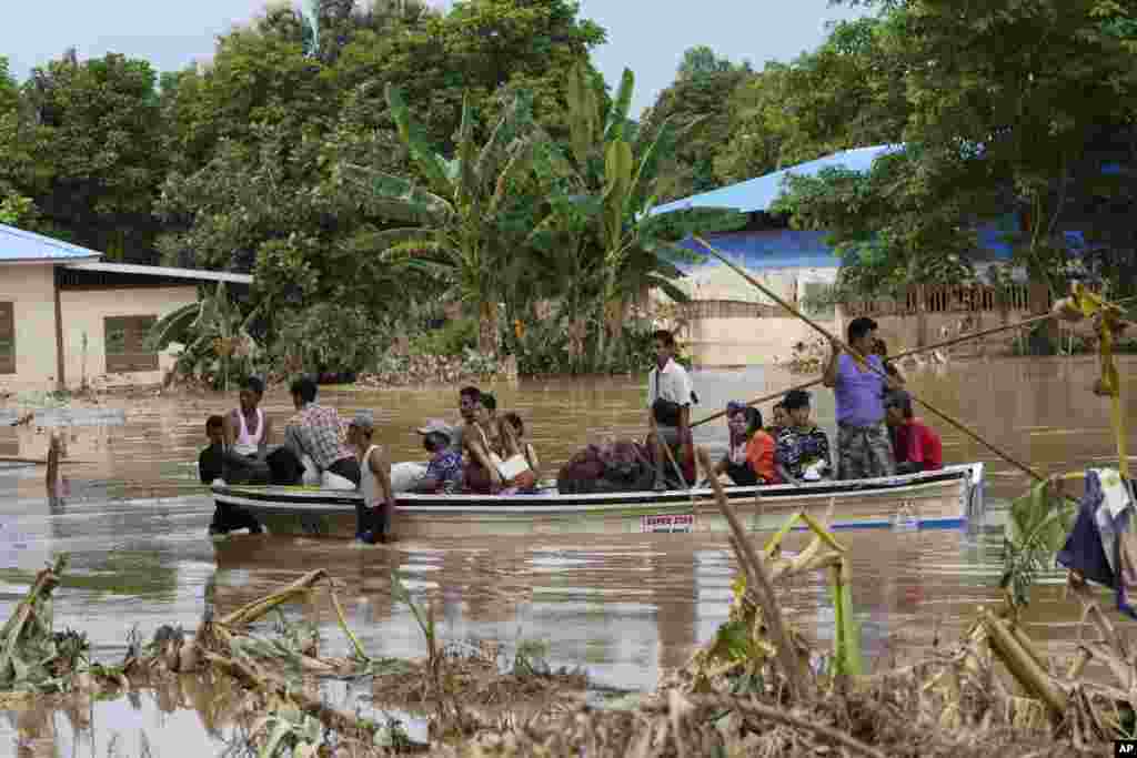 နေပြည်တော်မှာ တိုင်ဖွန်း Yagi (ရာဂီ) ကြောင့် ရေကြီးနေတဲ့နေရာတွေမှာ လှေနဲ့သွားလာနေသူများကိုတွေ့ရစဉ် (စက်တင်ဘာ ၁၇၊ ၂၀၂၄)