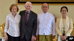 အမေရိကန်သမ္မတဟောင်း Jimmy Carter နှင့်ဇနီး Rosalynn Smith၊ မြန်မာသမ္မတ ဦးသိန်းစိန်နှင့် ဇနီး ဒေါ်ခင်ခင်ဝင်းတို့အား အတူတွေ့ရစဉ်