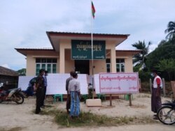 တနင်္သာရီတိုင်း၊ မြိတ်ခရိုင်၊ ပလောက်မြို့ အမှတ် ၁ ရပ်ကွက် ရွေးကောက်ပွဲကော်မရှင်ရုံးမှာ ကပ်ထားတဲ့ မဲစာရင်း ကြည့်ရှုနေသူတချို့။ (ဇူလိုင် ၂၅၊ ၂၀၂၀။ ဓာတ်ပုံ - MOI)