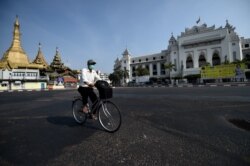 ရန်ကုန်မြို့ ဆူးလေလမ်းမပေါ်မှာ တွေ့ရတဲ့ နှာခေါင်းစည်းတပ်ထားတဲ့ အမျိုးသားတဦး (ဧပြီ ၁၀၊ ၂၀၂၀)