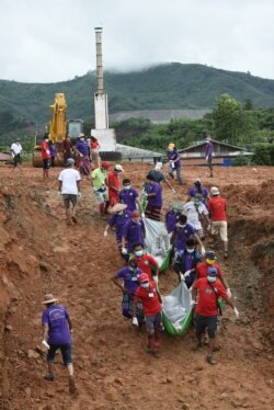 ကချင်ပြည်နယ် ဖားကန့်မြို့က မြေစာပုံပြိုကျမှုမှာ သေဆုံးပျောက်ဆုံးသူတွေကို ရှာဖွေကယ်ဆယ်ပေးနေတဲ့ စေတနာ့ဝန်ထမ်းများ။ (ဇူလိုင် ၀၄၊ ၂၀၂၀)