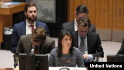 ကုလသမဂ္ဂဆိုင်ရာ အမေရိကန် သံအမတ် Nikki Haley က ကုလသမဂ္ဂ လုံခြုံရေးကောင်စီမှာ ဆွေးနွေးနေစဉ် - UN Photo/Evan Schneider