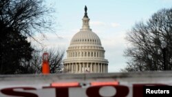  Yon pano dentèdiksyon nan antre Capitol Hill la ki se lokal Kongrè ameriken an pandan premye jou fèmti pasyèl gouvènman federal la. Washington, 22 desanm 2018. Foto: REUTERS/Joshua Roberts.